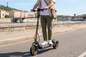 Ausom K20 elektromos roller: 1100 W a talpad alatt