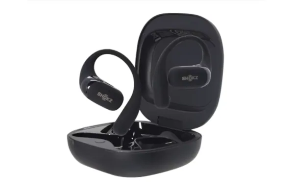 A kényelmes Shokz OpenFit 2+ fülhallgató kintről megérős 1