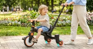 Világító kerekű tricikli, ami együtt nő a gyerkőcöddel?