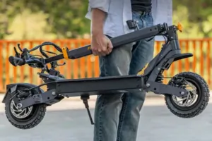 Hegynek fel, gond nélkül az Ausom L1 elektromos rollerrel