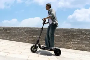 iScooter W9 roller: 1000W erő, ami a tereptől sem ijed meg