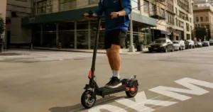 Fynzo S11 e-roller: így kell olcsón nagyot gurítani