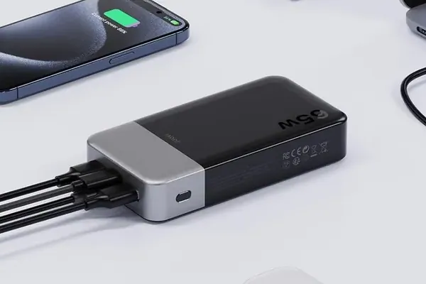 A JUOVI 65 W-os power bank laptopot is simán tölt 1