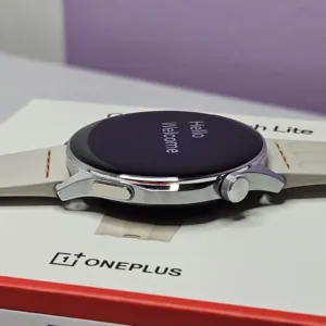 A Oneplus Watch Lite-nak az ára is okos