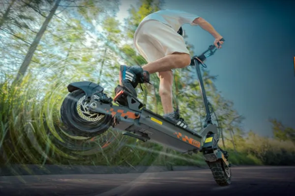 Kukirin G2 e-rollerrel gyerekjáték a reggeli ingázás 1
