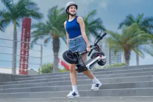 Dupla rugózás és fényparádé a Kukirin M4 Max rollerben