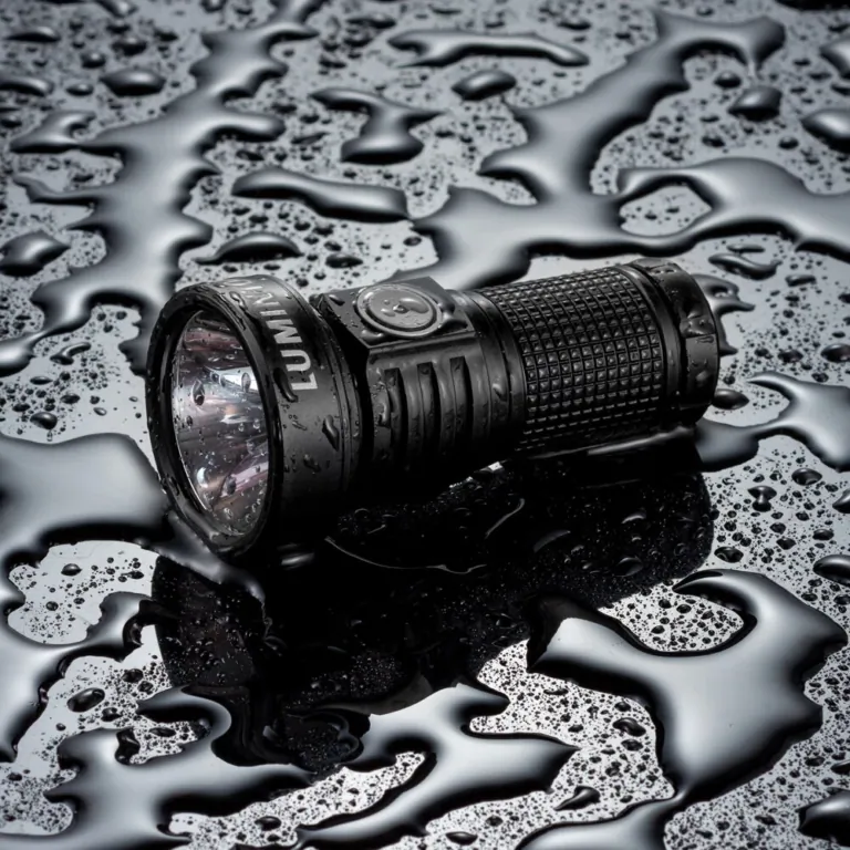 Tenyérnyi fényágyú a Lumintop EDC20 zseblámba 5