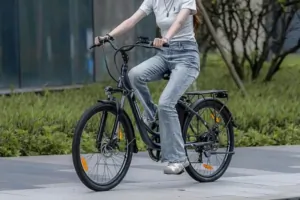 Egy töltéssel akár 90 km-t is elmegy a Touroll B1 e-bike