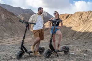 800 wattal és 45 km/h-val nyomul a KuKirin T3 e-roller